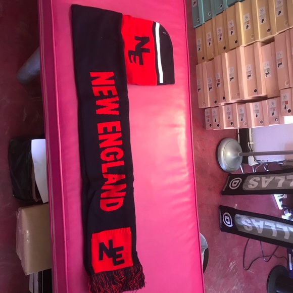 Great Gift! Unisex New England Football Team Warm Hand Pockets Scarf - Picture 2 of 6